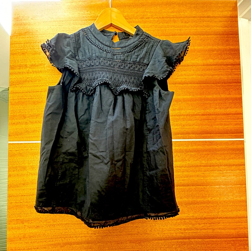 Super cute and trendy cotton blouse with feminine style